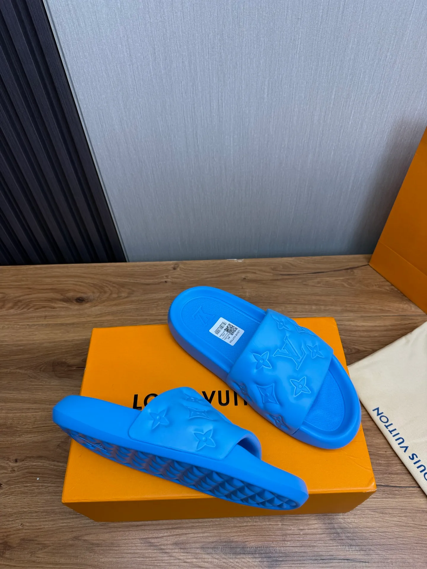 Men's shoes 💰260💰 ▪️LV's popular Little Red Book popular slippers hot sale: 1 shipment✅ Super textured and comfortable slippers, original TPU outsole. Authentic counter box drawer box packaging 🎁Size 38-45